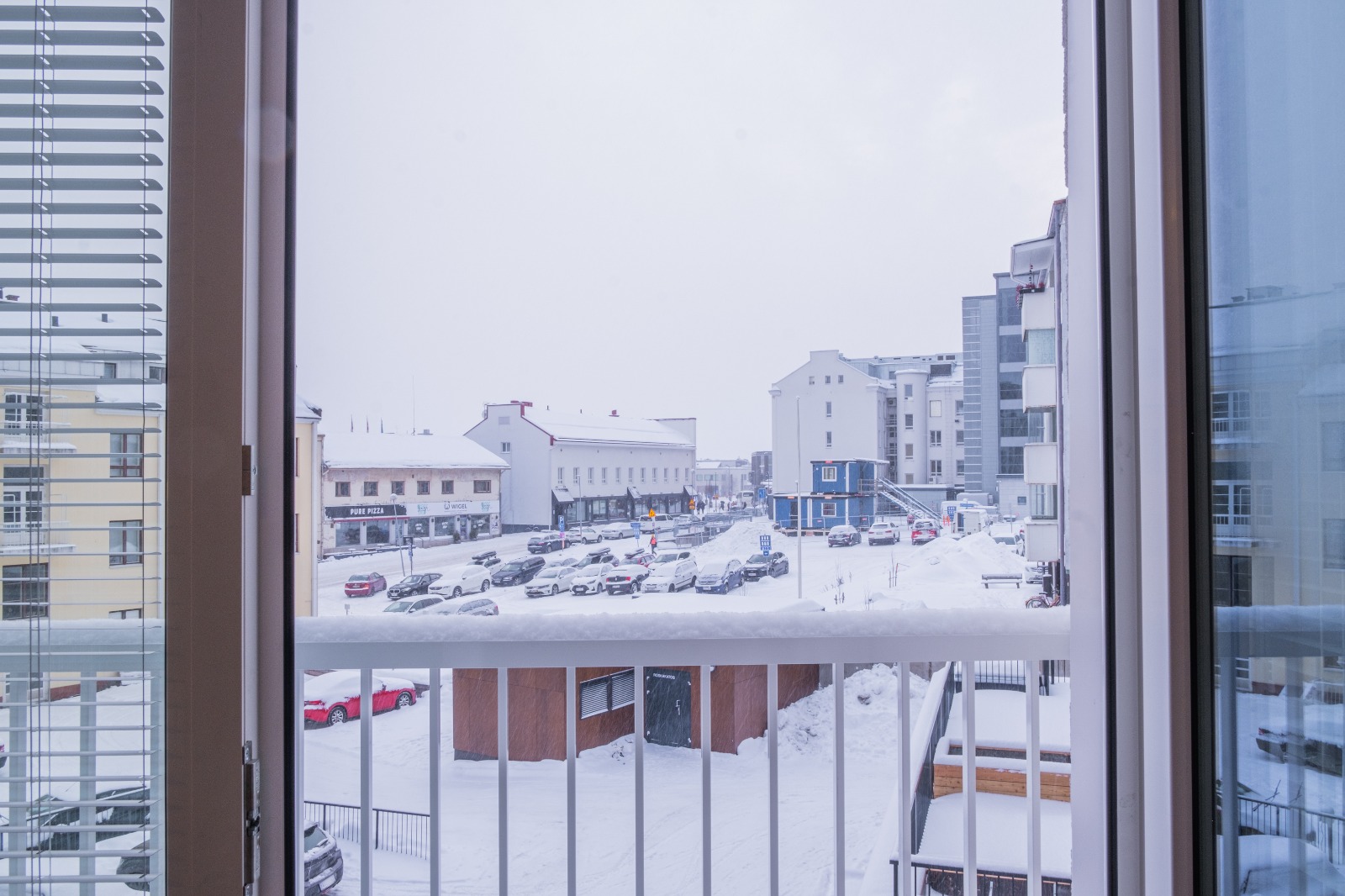 Winterlicher Straßenblick auf das Zentrum von Rovaniemi aus dem Apartmentfenster