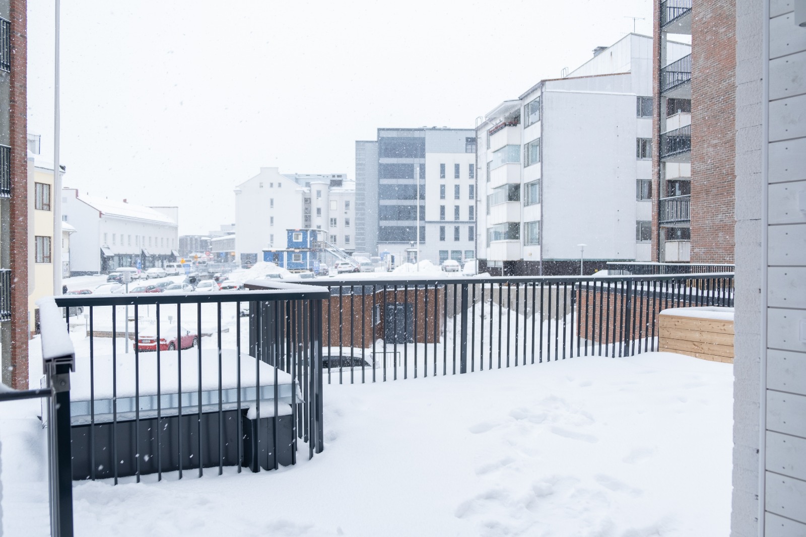 Verschneiter privater Balkon mit Blick auf das Zentrum von Rovaniemi