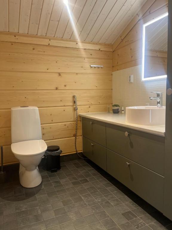 Bathroom with a washbasin and a lit mirror
